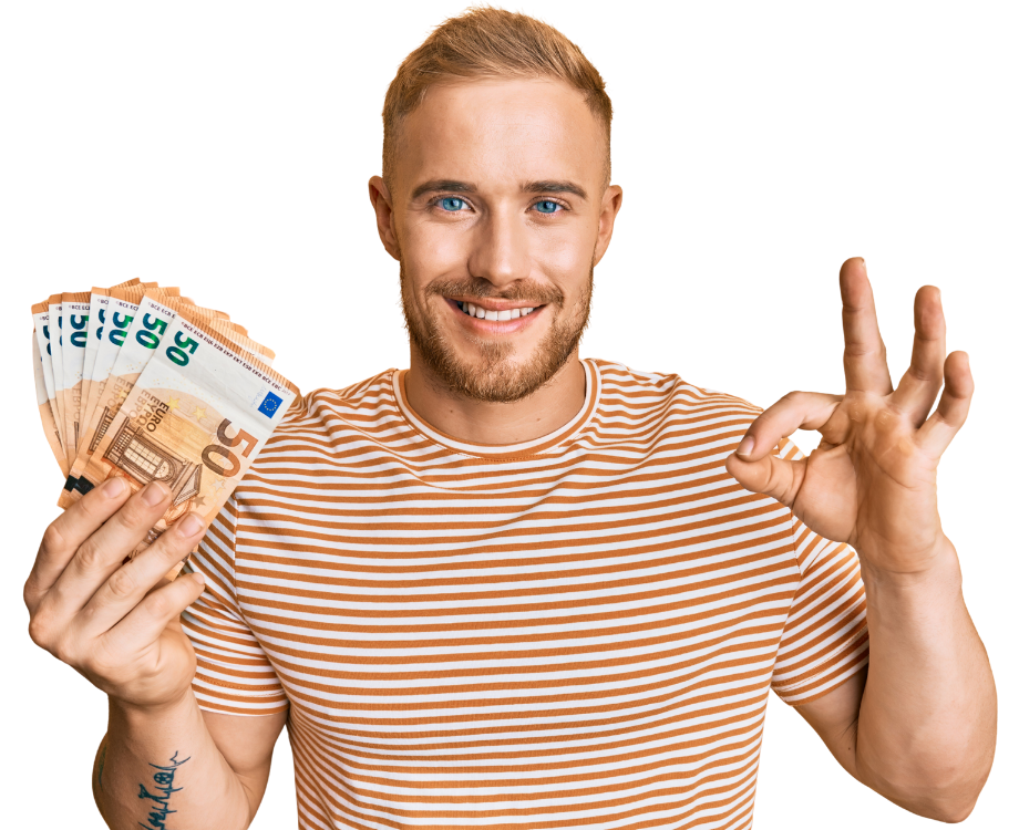 Persona sonriendo mostrando billetes
